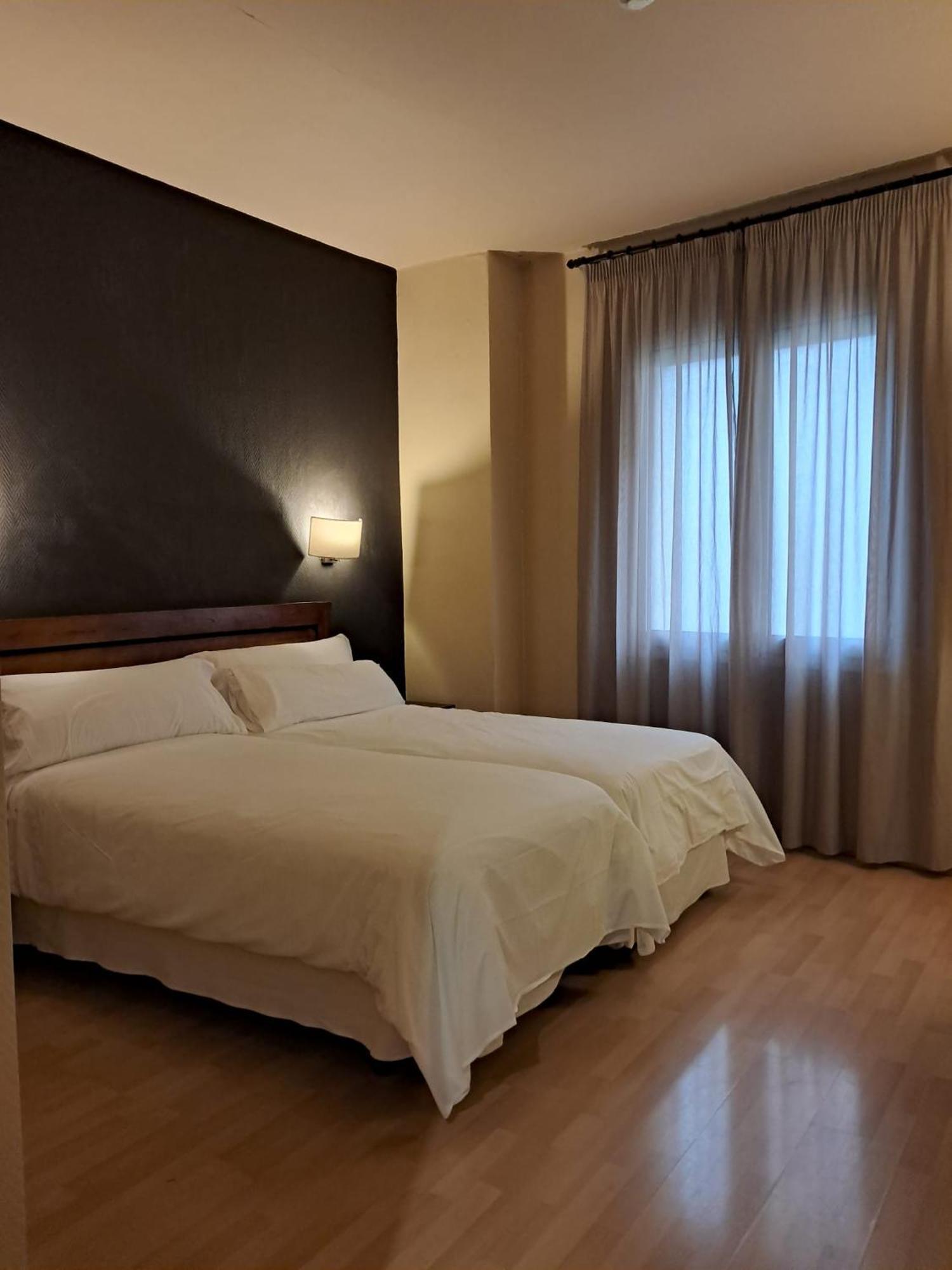 Hotel Puerta De Espana 3*